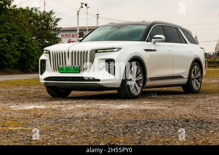 Un Hongqi électrique E-HS9 conduit à Shanghai, en Chine. Banque D'Images