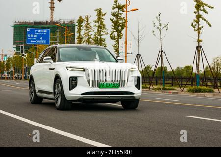 Un Hongqi électrique E-HS9 conduit à Shanghai, en Chine. Banque D'Images