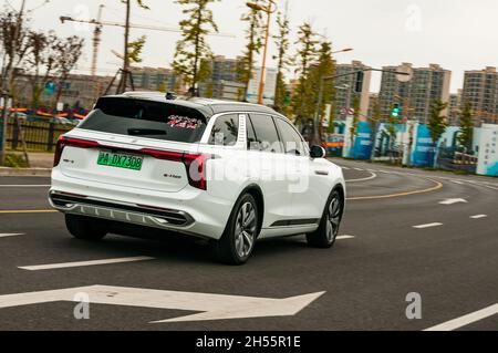 Un Hongqi électrique E-HS9 conduit à Shanghai, en Chine. Banque D'Images