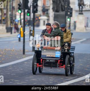 Westminster, Londres, Royaume-Uni.7 novembre 2021.La course automobile la plus longue au monde, la course de voiture longue distance entre Londres et Brighton de RM Sotheby, quitte le centre de Londres via le pont de Westminster pour son 125e anniversaire.Les voitures ont commencé à Hyde Park, avec les véhicules les plus anciens dans l'ordre de date commençant la course au lever du soleil.Crédit : Malcolm Park/Alay Live News. Banque D'Images