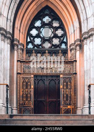 Porte d'entrée impressionnante et grande Banque D'Images