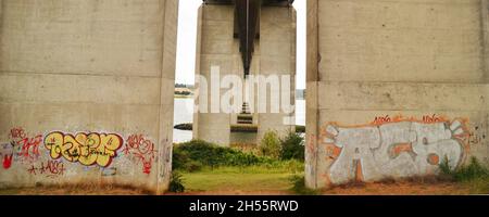 Graffiti sur le pont à Orwell Country Park, Suffolk, Royaume-Uni Banque D'Images