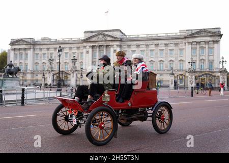 Les participants au RM Sotheby's London to Brighton Veteran car Run passent devant Buckingham Palace, Londres.Date de la photo: Dimanche 7 novembre 2021. Banque D'Images