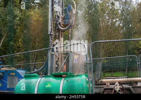 Aylesbury Vale, Royaume-Uni.Le chantier de construction du train à grande vitesse HS2 à l'ancien site de la ferme de Barn de la route, à la périphérie de Wendover.HS2 ont détruit une grande zone d'arbres ainsi que les bâtiments de la ferme.Les tunneliers anti HS2, y compris Swampy, sont entroués à l'intérieur des tunnels souterrains du camp DE GUERRE de résistance active de Wendover, en face du site de construction de HS2.HS2 fore maintenant profondément dans le sol sur le chantier de construction où ils vont construire une usine de bentonite.Crédit : Maureen McLean/Alay Banque D'Images