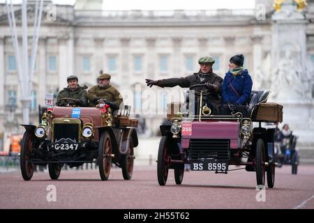 Les participants au RM Sotheby's London to Brighton Veteran car Run longent le Mall, Londres.Date de la photo: Dimanche 7 novembre 2021. Banque D'Images