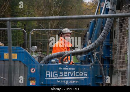 Aylesbury Vale, Royaume-Uni.Le chantier de construction du train à grande vitesse HS2 à l'ancien site de la ferme de Barn de la route, à la périphérie de Wendover.HS2 ont détruit une grande zone d'arbres ainsi que les bâtiments de la ferme.Les tunneliers anti HS2, y compris Swampy, sont entroués à l'intérieur des tunnels souterrains du camp DE GUERRE de résistance active de Wendover, en face du site de construction de HS2.HS2 fore maintenant profondément dans le sol sur le chantier de construction où ils vont construire une usine de bentonite.Crédit : Maureen McLean/Alay Banque D'Images