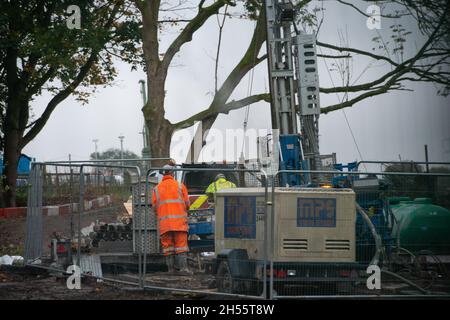 Aylesbury Vale, Royaume-Uni.Le chantier de construction du train à grande vitesse HS2 à l'ancien site de la ferme de Barn de la route, à la périphérie de Wendover.HS2 ont détruit une grande zone d'arbres ainsi que les bâtiments de la ferme.Les tunneliers anti HS2, y compris Swampy, sont entroués à l'intérieur des tunnels souterrains du camp DE GUERRE de résistance active de Wendover, en face du site de construction de HS2.HS2 fore maintenant profondément dans le sol sur le chantier de construction où ils vont construire une usine de bentonite.Crédit : Maureen McLean/Alay Banque D'Images