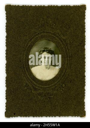 Photographie miniature de l'époque édouardienne d'une femme portant des lunettes, chemisier en dentelle à col haut, broche au cou, monture marron avec détail en relief, Royaume-Uni vers 1900 or1901 Banque D'Images