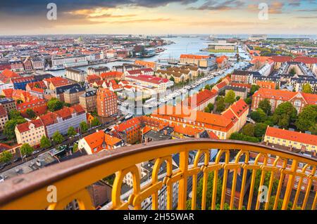 Horizon de Copenhague depuis l'escalier extérieur sinueux jusqu'au sommet de l'église de VOR Frelsers Kirke au coucher du soleil, Copenhague, Danemark Banque D'Images