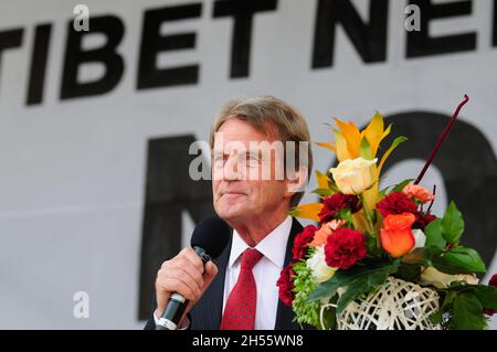 Vienne, Autriche.26 avril 2012.Bernard Kouchner, ancien ministre français des Affaires étrangères au rassemblement européen de solidarité pour le Tibet Banque D'Images