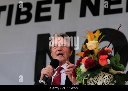 Vienne, Autriche.26 avril 2012.Bernard Kouchner, ancien ministre français des Affaires étrangères au rassemblement européen de solidarité pour le Tibet Banque D'Images