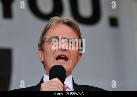 Vienne, Autriche.26 avril 2012.Bernard Kouchner, ancien ministre français des Affaires étrangères au rassemblement européen de solidarité pour le Tibet Banque D'Images
