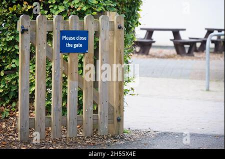 Veuillez fermer le panneau de la barrière sur la clôture en bois à. Parc de jeux pour enfants Banque D'Images