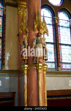 BUDAPEST, HONGRIE - 03 MARS 2019 : intérieur pompeux du Parlement hongrois avec beaucoup d'or et de lustres Banque D'Images