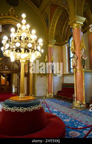 BUDAPEST, HONGRIE - 03 MARS 2019 : intérieur pompeux du Parlement hongrois avec beaucoup d'or et de lustres Banque D'Images