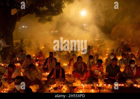 Narayanganj, Bangladesh.06e novembre 2021.Des centaines de dévotés hindous se rassemblent devant le temple Ashram Shri Shri Loknath Brahmachari pour Rakher Upobash, un festival religieux à jeun appelé Kartik Brati, à Barodi, Sonargaon, Narayanganj, Bangladesh.Assis devant les lumières de bougie, ils jeûnent et prient sincèrement aux dieux pour leurs faveurs pendant le rituel.Le festival a lieu tous les samedis et mardis dans les 15 derniers jours du mois bengali - "Kartik".(Photo de Joy Saha/Pacific Press) Credit: Pacific Press Media production Corp./Alay Live News Banque D'Images