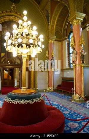 BUDAPEST, HONGRIE - 03 MARS 2019 : intérieur pompeux du Parlement hongrois avec beaucoup d'or et de lustres Banque D'Images