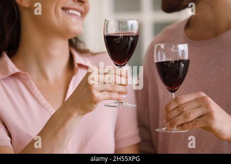 Gros plan couple amoureux heureux clinking verres de vin. Banque D'Images