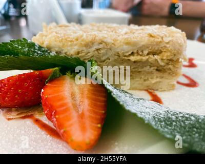 Gâteau Napoléon aux fraises fraîches et à la menthe.Photo de nourriture Banque D'Images