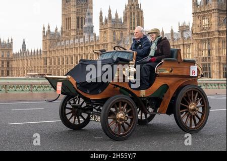 Londres, Royaume-Uni.7 novembre 2021.Les participants en voitures d'époque traversent le pont de Westminster pendant la course de voitures de Londres à Brighton Veteran.Plus de 320 véhicules d'époque antérieurs à 1905 participent au 125e anniversaire de l'historique course à l'émancipation, qui a célébré le décès des locomotives sur l'autoroute, ce qui a augmenté la limite de vitesse de 4 km/h à 14 km/h,se distrait de la nécessité pour les véhicules d'être précédés par un homme qui agite un drapeau rouge, mettant fin effectivement à des siècles de transport tiré par des chevaux et donnant aux automobilistes la liberté de la route.Crédit : Stephen Chung/Alay Live News Banque D'Images