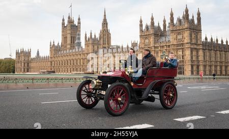 Londres, Royaume-Uni.7 novembre 2021.Les participants en voitures d'époque traversent le pont de Westminster pendant la course de voitures de Londres à Brighton Veteran.Plus de 320 véhicules d'époque antérieurs à 1905 participent au 125e anniversaire de l'historique course à l'émancipation, qui a célébré le décès des locomotives sur l'autoroute, ce qui a augmenté la limite de vitesse de 4 km/h à 14 km/h,se distrait de la nécessité pour les véhicules d'être précédés par un homme qui agite un drapeau rouge, mettant fin effectivement à des siècles de transport tiré par des chevaux et donnant aux automobilistes la liberté de la route.Crédit : Stephen Chung/Alay Live News Banque D'Images