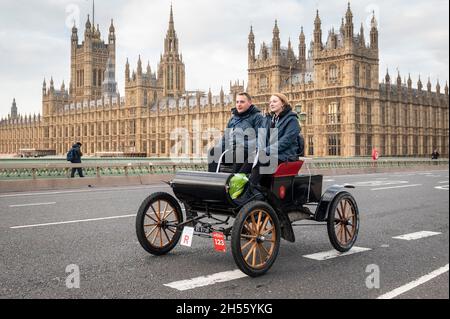 Londres, Royaume-Uni.7 novembre 2021.Les participants en voitures d'époque traversent le pont de Westminster pendant la course de voitures de Londres à Brighton Veteran.Plus de 320 véhicules d'époque antérieurs à 1905 participent au 125e anniversaire de l'historique course à l'émancipation, qui a célébré le décès des locomotives sur l'autoroute, ce qui a augmenté la limite de vitesse de 4 km/h à 14 km/h,se distrait de la nécessité pour les véhicules d'être précédés par un homme qui agite un drapeau rouge, mettant fin effectivement à des siècles de transport tiré par des chevaux et donnant aux automobilistes la liberté de la route.Crédit : Stephen Chung/Alay Live News Banque D'Images