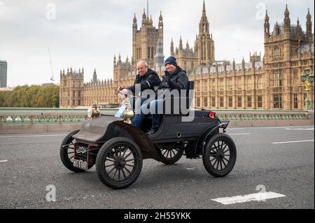 Londres, Royaume-Uni.7 novembre 2021.Les participants en voitures d'époque traversent le pont de Westminster pendant la course de voitures de Londres à Brighton Veteran.Plus de 320 véhicules d'époque antérieurs à 1905 participent au 125e anniversaire de l'historique course à l'émancipation, qui a célébré le décès des locomotives sur l'autoroute, ce qui a augmenté la limite de vitesse de 4 km/h à 14 km/h,se distrait de la nécessité pour les véhicules d'être précédés par un homme qui agite un drapeau rouge, mettant fin effectivement à des siècles de transport tiré par des chevaux et donnant aux automobilistes la liberté de la route.Crédit : Stephen Chung/Alay Live News Banque D'Images