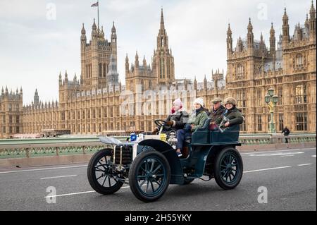 Londres, Royaume-Uni.7 novembre 2021.Les participants en voitures d'époque traversent le pont de Westminster pendant la course de voitures de Londres à Brighton Veteran.Plus de 320 véhicules d'époque antérieurs à 1905 participent au 125e anniversaire de l'historique course à l'émancipation, qui a célébré le décès des locomotives sur l'autoroute, ce qui a augmenté la limite de vitesse de 4 km/h à 14 km/h,se distrait de la nécessité pour les véhicules d'être précédés par un homme qui agite un drapeau rouge, mettant fin effectivement à des siècles de transport tiré par des chevaux et donnant aux automobilistes la liberté de la route.Crédit : Stephen Chung/Alay Live News Banque D'Images