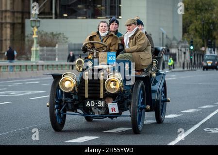 Londres, Royaume-Uni.7 novembre 2021.Les participants en voitures d'époque traversent le pont de Westminster pendant la course de voitures de Londres à Brighton Veteran.Plus de 320 véhicules d'époque antérieurs à 1905 participent au 125e anniversaire de l'historique course à l'émancipation, qui a célébré le décès des locomotives sur l'autoroute, ce qui a augmenté la limite de vitesse de 4 km/h à 14 km/h,se distrait de la nécessité pour les véhicules d'être précédés par un homme qui agite un drapeau rouge, mettant fin effectivement à des siècles de transport tiré par des chevaux et donnant aux automobilistes la liberté de la route.Credit: Stephen Chung / Alamy Live News Banque D'Images