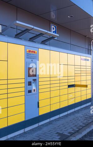 DHL Packstation où les clients peuvent récupérer leur commande eux-mêmes et envoyer des colis Banque D'Images