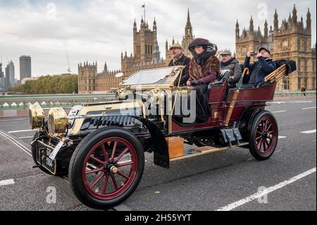 Londres, Royaume-Uni.7 novembre 2021.Les participants en voitures d'époque traversent le pont de Westminster pendant la course de voitures de Londres à Brighton Veteran.Plus de 320 véhicules d'époque antérieurs à 1905 participent au 125e anniversaire de l'historique course à l'émancipation, qui a célébré le décès des locomotives sur l'autoroute, ce qui a augmenté la limite de vitesse de 4 km/h à 14 km/h,se distrait de la nécessité pour les véhicules d'être précédés par un homme qui agite un drapeau rouge, mettant fin effectivement à des siècles de transport tiré par des chevaux et donnant aux automobilistes la liberté de la route.Credit: Stephen Chung / Alamy Live News Banque D'Images