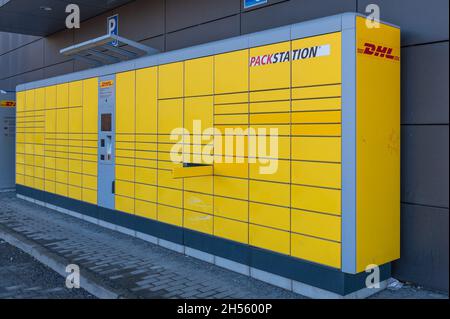 DHL Packstation où les clients peuvent récupérer leur commande eux-mêmes et envoyer des colis Banque D'Images