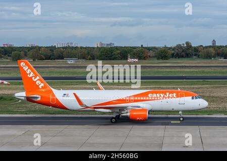 EasyJet en train de descendre après l'atterrissage à l'aéroport de Berlin Tegel TXL Banque D'Images