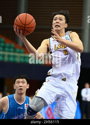 Zhuji, province chinoise de Zhejiang.7 novembre 2021.Jiang Wen (R) des Lions de Zhejiang est en compétition lors du 10ème match entre les Lions de Zhejiang et les roquettes de Ningbo lors de la saison 2021-2022 de la ligue de l'Association chinoise de basket-ball (ABC) à Zhuji, dans la province de Zhejiang, en Chine orientale, le 7 novembre 2021.Crédit : Sun Fanyue/Xinhua/Alamy Live News Banque D'Images