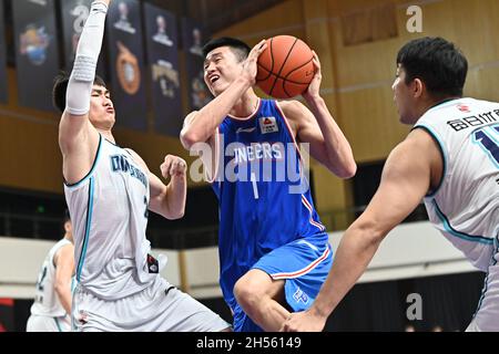 Zhuji, province chinoise de Zhejiang.7 novembre 2021.Meng Zikai (C), de Tianjin Pioneers, participe au 10e tour de match entre Qingdao Eagles et Tianjin Pioneers à la saison 2021-2022 de la ligue de l'Association chinoise de basket-ball (CBA) à Zhuji, dans la province de Zhejiang, en Chine orientale, le 7 novembre 2021.Credit: Chen Xinbo/Xinhua/Alay Live News Banque D'Images