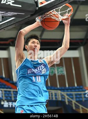 Zhuji, province chinoise de Zhejiang.7 novembre 2021.Nning Hongyu de Ningbo Rockets participe au 10e match rond entre les Lions de Zhejiang et les Ningbo Rockets à la saison 2021-2022 de la ligue de l'Association chinoise de basket-ball (CBA) à Zhuji, dans la province de Zhejiang, en Chine orientale, le 7 novembre 2021.Crédit : Sun Fanyue/Xinhua/Alamy Live News Banque D'Images