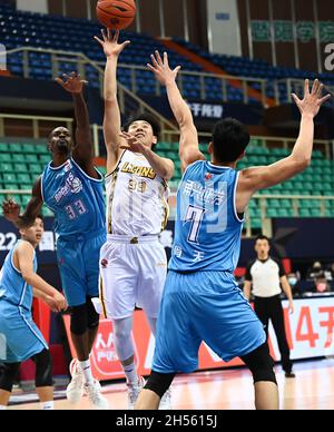 Zhuji, province chinoise de Zhejiang.7 novembre 2021.Feng Xin (C) des Lions de Zhejiang participe au 10e match rond entre les Lions de Zhejiang et les roquettes de Ningbo à la saison 2021-2022 de la ligue de l'Association chinoise de basket-ball (CBA) à Zhuji, dans la province de Zhejiang, en Chine orientale, le 7 novembre 2021.Crédit : Sun Fanyue/Xinhua/Alamy Live News Banque D'Images