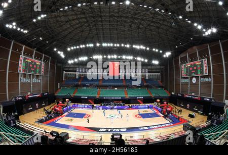 Zhuji, province chinoise de Zhejiang.7 novembre 2021.Les joueurs des deux côtés participent au 10e match entre les Lions de Zhejiang et les roquettes de Ningbo à la saison 2021-2022 de la ligue de l'Association chinoise de basket-ball (ABC) à Zhuji, dans la province de Zhejiang, en Chine orientale, le 7 novembre 2021.Crédit : Sun Fanyue/Xinhua/Alamy Live News Banque D'Images