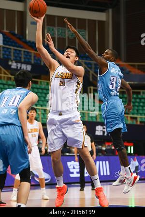 Zhuji, province chinoise de Zhejiang.7 novembre 2021.Hu Jinqiu (C) des Lions de Zhejiang est en compétition lors du 10e match rond entre les Lions de Zhejiang et les roquettes de Ningbo lors de la saison 2021-2022 de la ligue de l'Association chinoise de basket-ball (CBA) à Zhuji, dans la province de Zhejiang, en Chine orientale, le 7 novembre 2021.Crédit : Sun Fanyue/Xinhua/Alamy Live News Banque D'Images