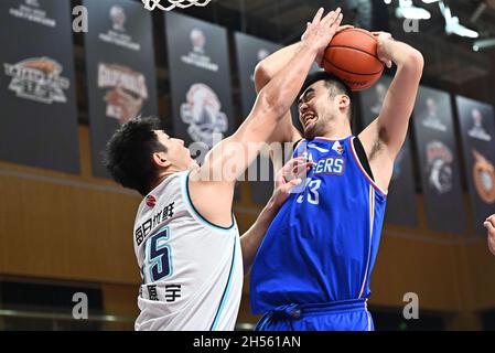 Zhuji, province chinoise de Zhejiang.7 novembre 2021.Zhang Zhaoxu (R), de Tianjin Pioneers, participe au 10e tour de match entre Qingdao Eagles et Tianjin Pioneers à la saison 2021-2022 de la ligue de l'Association chinoise de basket-ball (CBA) à Zhuji, dans la province de Zhejiang, en Chine orientale, le 7 novembre 2021.Credit: Chen Xinbo/Xinhua/Alay Live News Banque D'Images