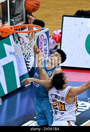 Zhuji, province chinoise de Zhejiang.7 novembre 2021.Wang Xiangbin (L), de Ningbo Rockets, est en compétition lors du 10e match rond entre les Lions de Zhejiang et les Ningbo Rockets lors de la saison 2021-2022 de la ligue de l'Association chinoise de basket-ball (CBA) à Zhuji, dans la province de Zhejiang, en Chine orientale, le 7 novembre 2021.Crédit : Sun Fanyue/Xinhua/Alamy Live News Banque D'Images