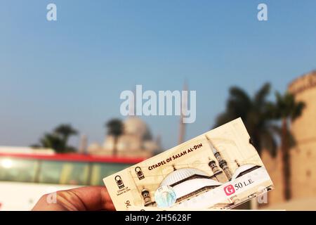 Le Caire, Egypte - 12.08.2010: Je tiens les billets pour la visite de la Citadelle de Salah Al-DIN avec le prix dessus, et la Citadelle elle-même sur le fond Banque D'Images