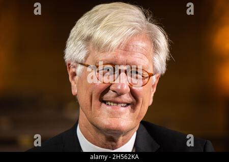 Brême, Allemagne.07th nov. 2021.Heinrich Bedford-Strohm, Président du Conseil de l'Eglise évangélique en Allemagne, siège avant le début du service dans la cathédrale Saint-Petri de Brême.Au synode, qui durera plusieurs jours et auquel la plupart des parlementaires de l'église seront connectés en ligne en raison de la situation de Corona, une nouvelle présidence de l'EKD sera élue.Credit: Mohssen Assanimoghaddam/dpa/Alay Live News Banque D'Images