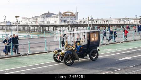 Brighton, Royaume-Uni.7 novembre 2021.Un 1902 Mors appartenant à Julie Evison est la première voiture à arriver à Brighton car il passe le Palace Pier dans le RM Sotheby's de Londres à Brighton Veteran car Run aujourd'hui .Cette année est le 125e anniversaire de la plus longue course automobile de BritainÕs : Credit Simon Dack/Alamy Live News Banque D'Images