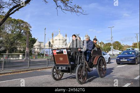 Brighton, Royaume-Uni.7 novembre 2021.Un Stephens de 1900 appartenant à Tom Loder passe par le Pavillon Royal de Brighton à Brighton dans le RM Sotheby's de Londres à Brighton Veteran car Run .Cette année est le 125e anniversaire de la plus longue course automobile de BritainÕs : Credit Simon Dack/Alamy Live News Banque D'Images