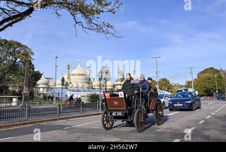 Brighton, Royaume-Uni.7 novembre 2021.Un Stephens de 1900 appartenant à Tom Loder passe par le Pavillon Royal de Brighton à Brighton dans le RM Sotheby's de Londres à Brighton Veteran car Run .Cette année est le 125e anniversaire de la plus longue course automobile de BritainÕs : Credit Simon Dack/Alamy Live News Banque D'Images