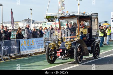 Brighton, Royaume-Uni.7 novembre 2021.Un 1902 Mors appartenant à Julie Evison est la première voiture à arriver à Brighton dans le RM Sotheby's London à Brighton Veteran car Run aujourd'hui .Cette année est le 125e anniversaire de la plus longue course automobile de BritainÕs : crédit Simon Dack / Alamy Live News Banque D'Images