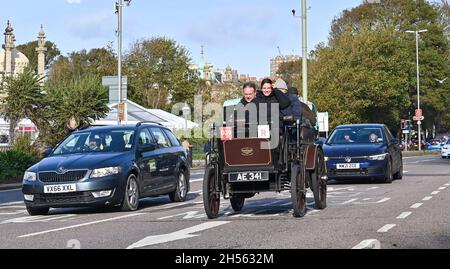 Brighton, Royaume-Uni.7 novembre 2021.Un Stephens 1900 appartenant à Tom Loder est l'un des premiers arrivés à Brighton dans le RM Sotheby's London to Brighton Veteran car Run .Cette année est le 125e anniversaire de la plus longue course automobile de BritainÕs : crédit Simon Dack / Alamy Live News Banque D'Images