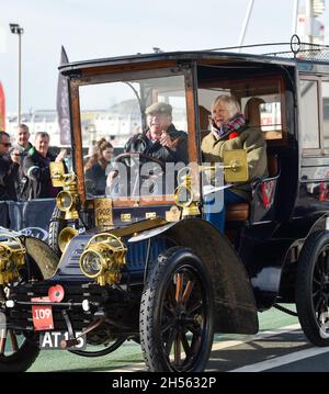 Brighton, Royaume-Uni.7 novembre 2021.Un 1902 Mors appartenant à Julie Evison est la première voiture à arriver à Brighton dans le RM Sotheby's London à Brighton Veteran car Run aujourd'hui .Cette année est le 125e anniversaire de la plus longue course automobile de BritainÕs : crédit Simon Dack / Alamy Live News Banque D'Images