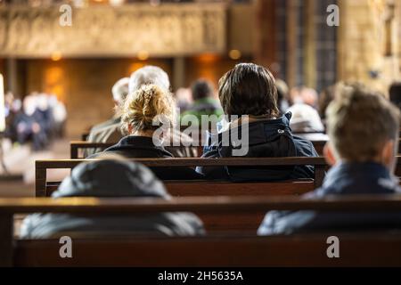 Brême, Allemagne.07th nov. 2021.Les visiteurs s'assoient pendant le service dans la cathédrale Saint-Petri de Brême.Au synode, qui durera plusieurs jours et auquel la plupart des parlementaires de l'église seront connectés en ligne en raison de la situation de Corona, une nouvelle présidence de l'EKD sera élue.Credit: Mohssen Assanimoghaddam/dpa/Alay Live News Banque D'Images